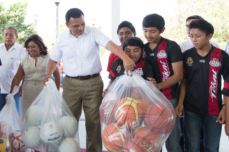 Inauguró el Gobernador cancha de usos múltiples en Tekat Inauguró el Gobernador cancha de usos múltiples en Tekat