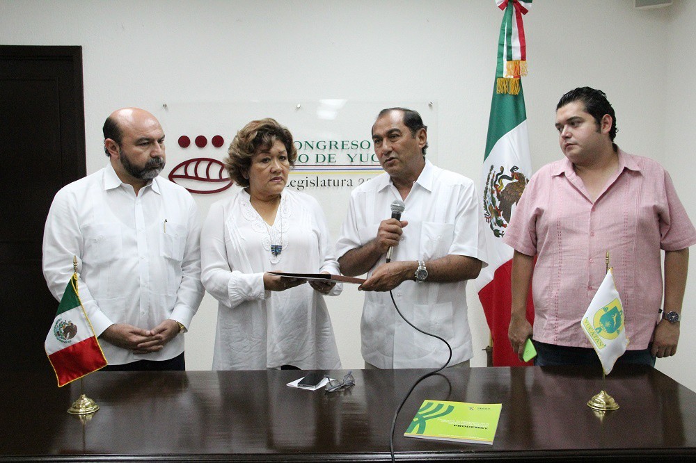 LX Legislatura recibe iniciativa de reforma a la ley de Educación LX Legislatura recibe iniciativa de reforma a la ley de Educación