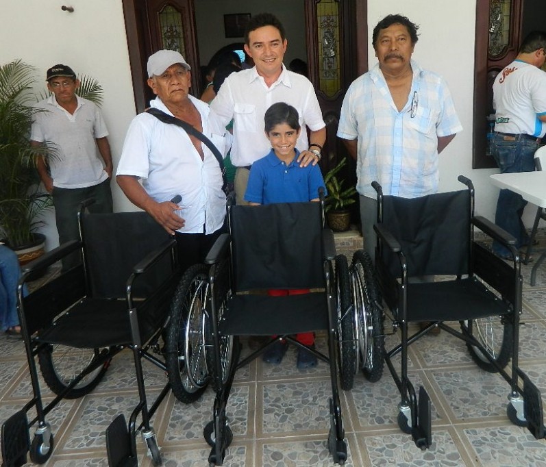 Entrega el senador Ávila Ruiz hamacas, apoyos en Ticul Entrega el senador Ávila Ruiz hamacas, apoyos en Ticul