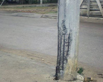 Poste roto alerta a vecinos de ciudad Caucel Poste roto alerta a vecinos de ciudad Caucel