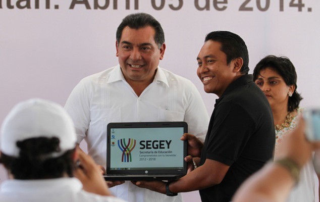Entregan equipos de cómputo a maestros Entregan equipos de cómputo a maestros