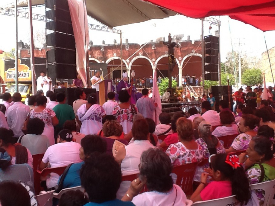 Miles dejan su arrepentimiento a los pies del Cristo Moreno de Ichmul Miles dejan su arrepentimiento a los pies del Cristo Moreno de Ichmul