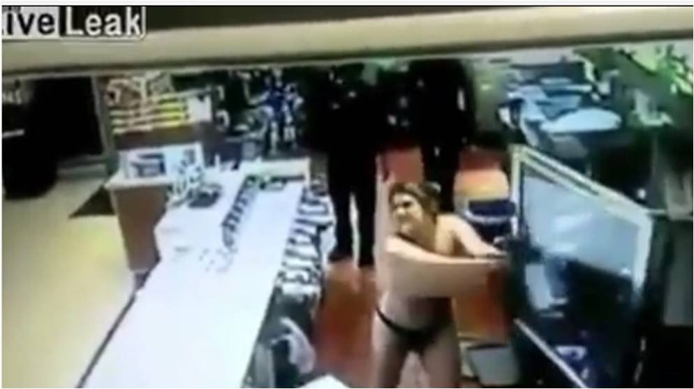Una mujer semidesnuda hace vandalismo en un restaurante y se vuelve viral Una mujer semidesnuda hace vandalismo en un restaurante y se vuelve viral