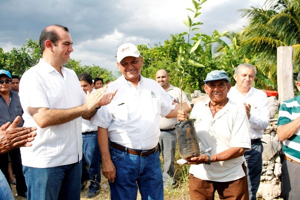 Entrega apoyos SEDER aproductores del Oriente Entrega apoyos SEDER aproductores del Oriente