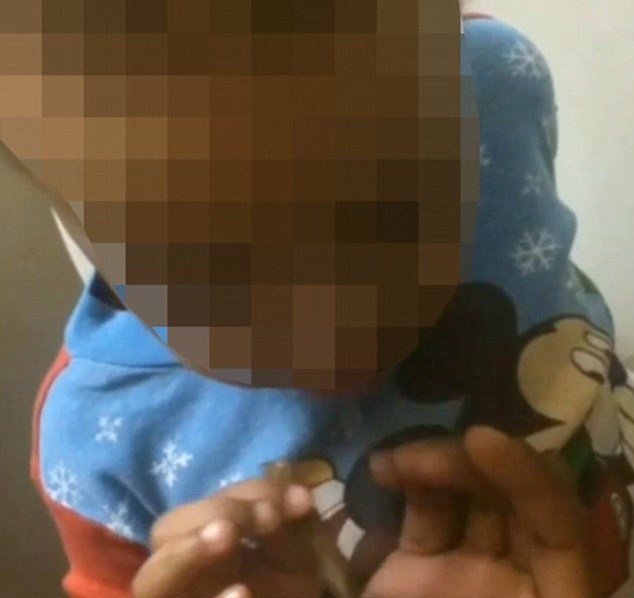 Papás filman a su bebé fumando marihuana y lo suben a las redes Papás filman a su bebé fumando marihuana y lo suben a las redes