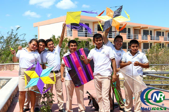 Universitarios de Valladolid presentan proyecto turístico con papalotes Universitarios de Valladolid presentan proyecto turístico con papalotes