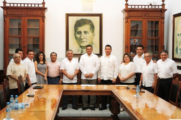 Dirigentes sindicales invitan al desfile del 1 de mayo al Gobernador Dirigentes sindicales invitan al desfile del 1 de mayo al Gobernador