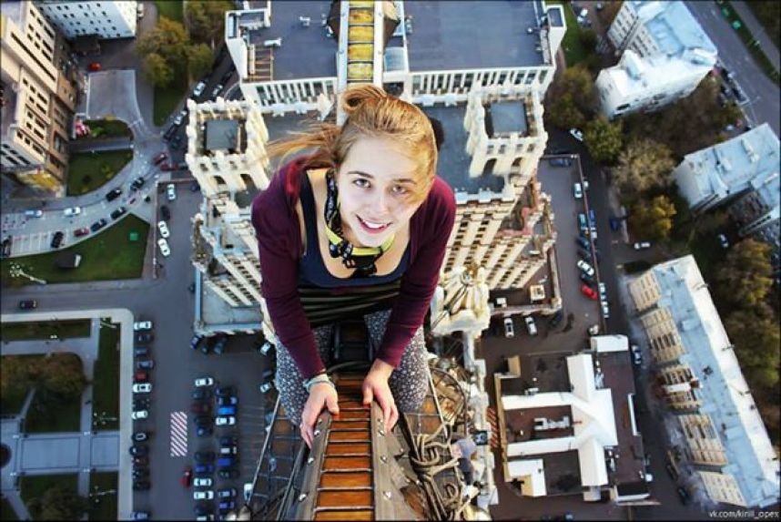 Una joven muere al querer hacer un selfie extremo Una joven muere al querer hacer un selfie extremo