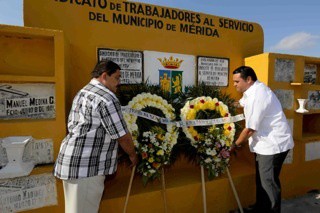 Ofrenda en memoria de los trabajadores municipales fallecidos Ofrenda en memoria de los trabajadores municipales fallecidos