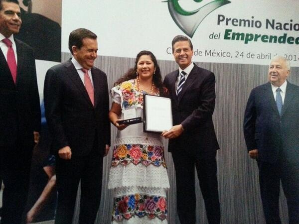 Yucateca recibe Premio Nacional del Emprendedor Yucateca recibe Premio Nacional del Emprendedor