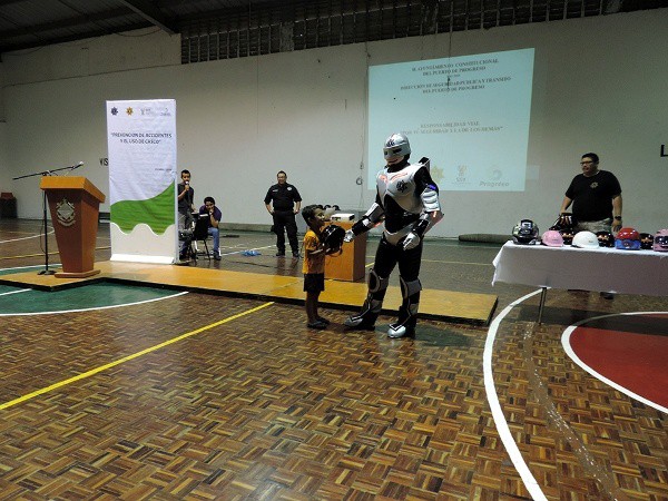 Imparten pláticas de prevención de accidentes y uso de casco Imparten pláticas de prevención de accidentes y uso de casco