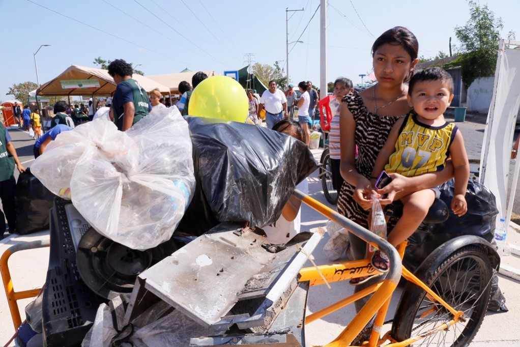 Niños festejan reciclando en el Paseo Verde Niños festejan reciclando en el Paseo Verde
