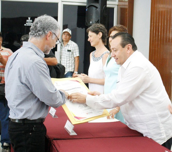Premian a ganadores de la VI Bienal Nacional de Artes Visuales Yucatán 2013 Premian a ganadores de la VI Bienal Nacional de Artes Visuales Yucatán 2013