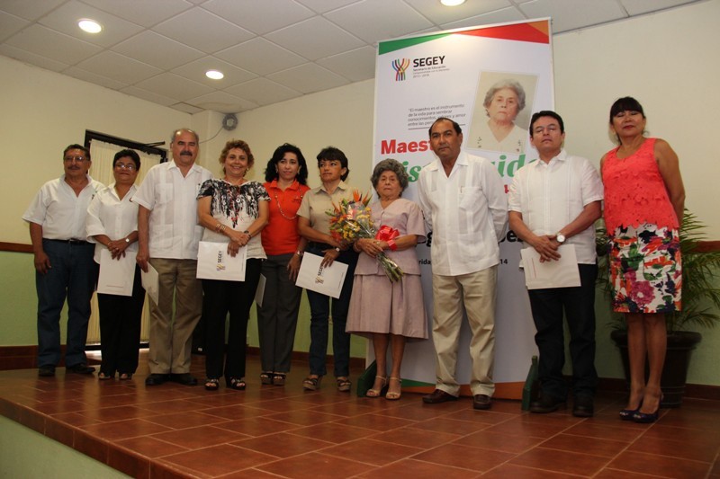 Nombran a la profesora Nidia Magdalena Góngora López "Maestro Distinguido 2014" Nombran a la profesora Nidia Magdalena Góngora López "Maestro Distinguido 2014"