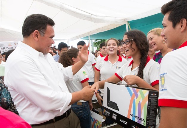 Con Bienestar Digital entregan 548 lap tops a bachilleres Con Bienestar Digital entregan 548 lap tops a bachilleres