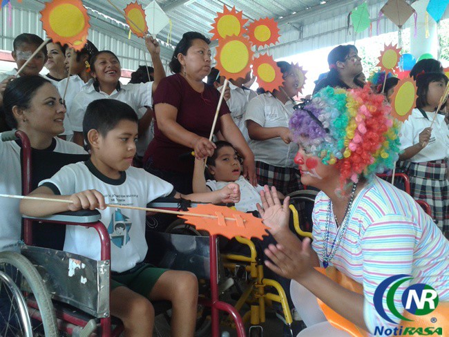Llevan sonrisas y regalos a niños del CAM de Tizimín Llevan sonrisas y regalos a niños del CAM de Tizimín