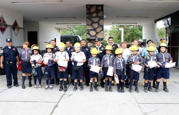 Visitan scouts la Estación de Bomberos Visitan scouts la Estación de Bomberos