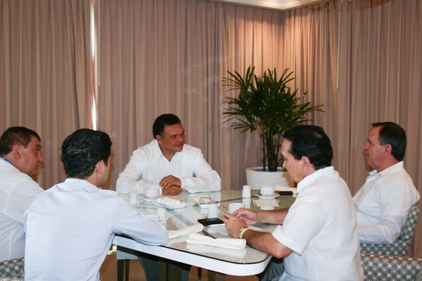 Estrechan lazos con el Sector Comercial, de Servicios y Turísmo Estrechan lazos con el Sector Comercial, de Servicios y Turísmo