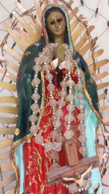 Decenas de personas visitan a la virgen que llora sangre Decenas de personas visitan a la virgen que llora sangre