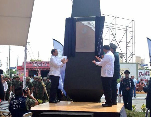Develan una placa y obelisco “Cien años del Ejército Mexicano 1913-2013” Develan una placa y obelisco “Cien años del Ejército Mexicano 1913-2013”