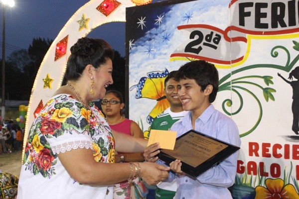 Entregan reconocimiento a destacado deportista Entregan reconocimiento a destacado deportista