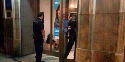 Les toman foto teniendo sexo en un cajero y se convierte en viral Les toman foto teniendo sexo en un cajero y se convierte en viral