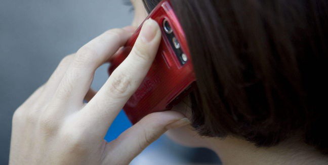 El uso excesivo del celular puede causar cáncer cerebral El uso excesivo del celular puede causar cáncer cerebral