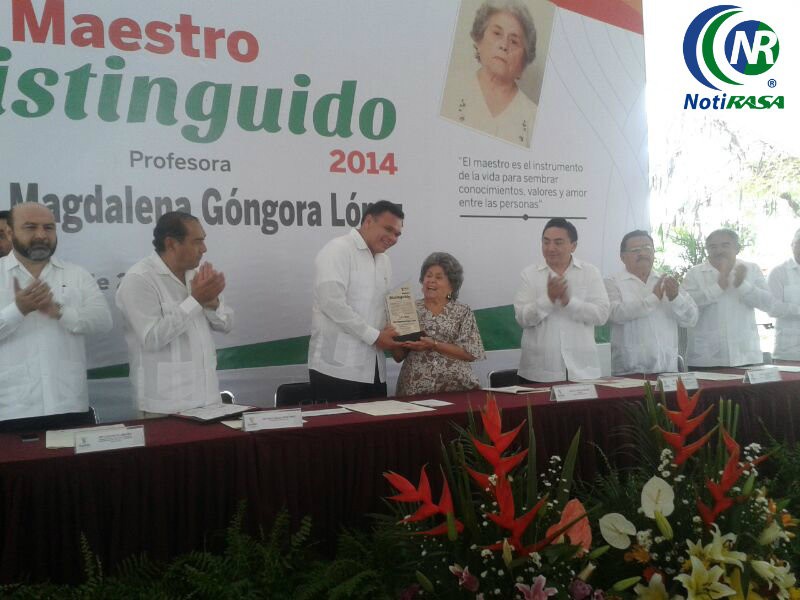 Nidia Góngora López es reconocida como maestra distinguida 2014 Nidia Góngora López es reconocida como maestra distinguida 2014