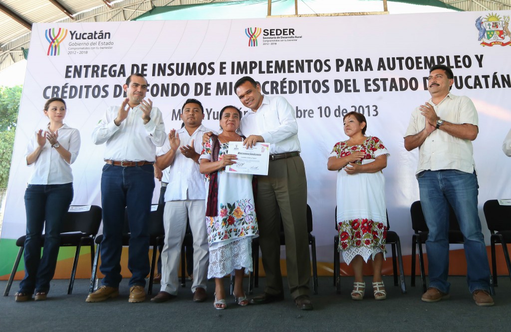 Entregan apoyos, insumos y créditos a mujeres de la zona rural Entregan apoyos, insumos y créditos a mujeres de la zona rural