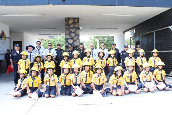 22 niños scouts son nombrados bomberos 22 niños scouts son nombrados bomberos