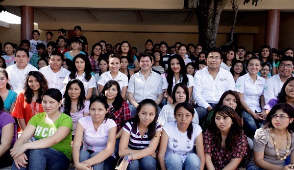 Anuncian más de 300 becas para estudiantes de bachillerato y licenciatura Anuncian más de 300 becas para estudiantes de bachillerato y licenciatura