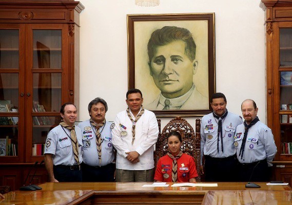 Nombran a niña Scout Gobernadora por un día Nombran a niña Scout Gobernadora por un día