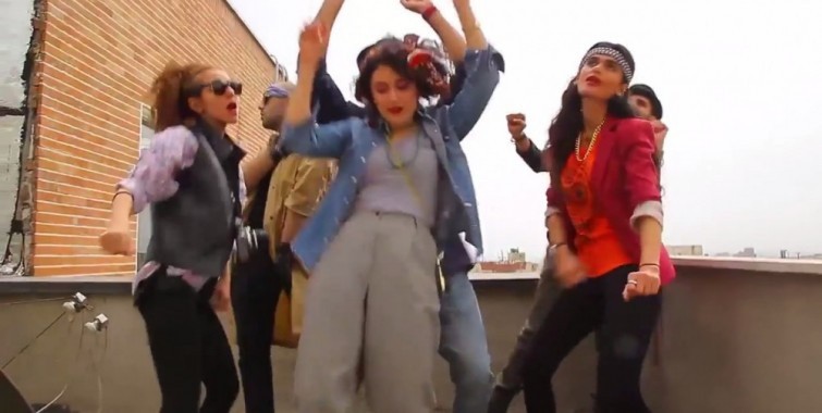 Jóvenes iraníes son detenidos por subir en YouTube un vídeo bailando "Happy" Jóvenes iraníes son detenidos por subir en YouTube un vídeo bailando "Happy"