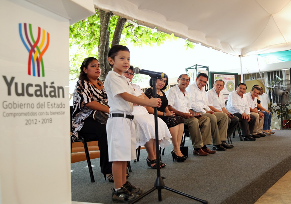 El Gobernador entregó los primeros trabajos de rehabilitación del programa Escuela Digna El Gobernador entregó los primeros trabajos de rehabilitación del programa Escuela Digna
