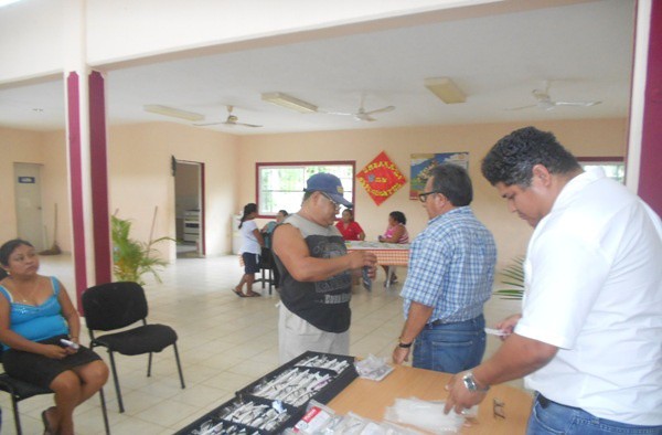 Entregan anteojos a bajo costo en municipio de Chemax Entregan anteojos a bajo costo en municipio de Chemax