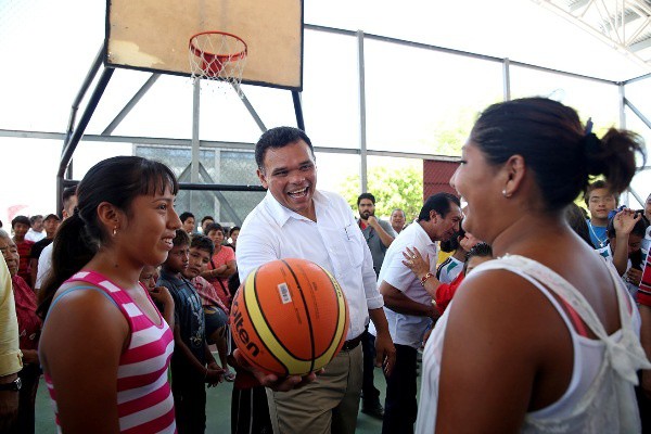 Entregan obras de infraestructura deportiva y vial en Celestún Entregan obras de infraestructura deportiva y vial en Celestún