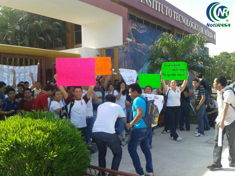 Estudiantes del Tec. Mérida realizaron una protesta Estudiantes del Tec. Mérida realizaron una protesta