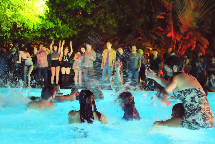 Denuncian venta de cerveza en "fiestas" con baño de piscina Denuncian venta de cerveza en "fiestas" con baño de piscina