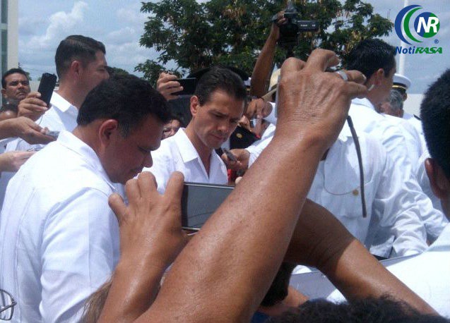 Enrique Peña Nieto atiende a un grupo de manifestantes en su visita a Mérida Enrique Peña Nieto atiende a un grupo de manifestantes en su visita a Mérida