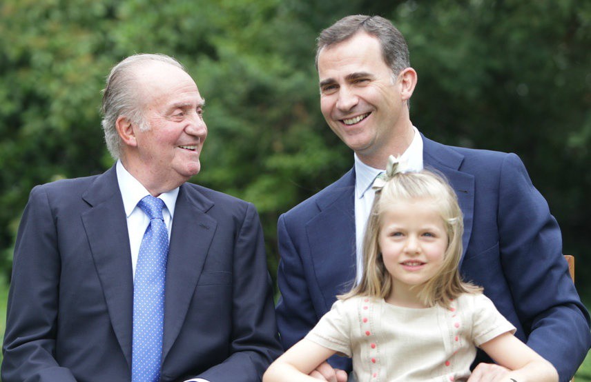 El rey Juan Carlos abdica en favor del príncipe Felipe El rey Juan Carlos abdica en favor del príncipe Felipe