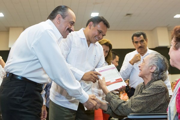 Entregan 570 créditos a jubilados y pensionados del ISSSTE