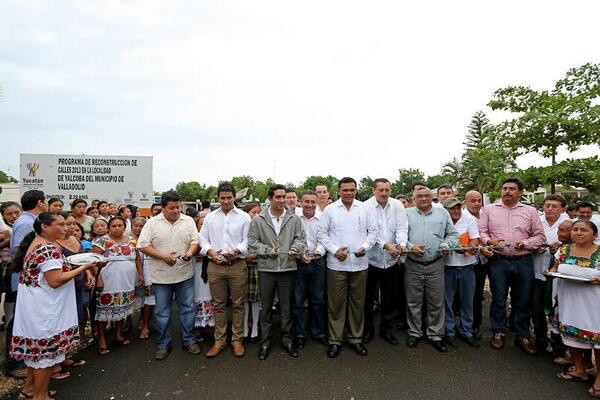 Gobernador entrega trabajos de reconstrucción de calles y visita unidad de producción en Yalcobá, Valladolid Gobernador entrega trabajos de reconstrucción de calles y visita unidad de producción en Yalcobá, Valladolid