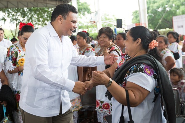 Entregan apoyos a artesanos yucatecos Entregan apoyos a artesanos yucatecos