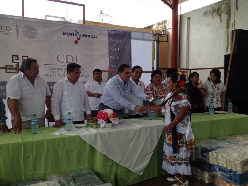 CDI entrega más de 300 mil pesos en apoyo a la cultura maya CDI entrega más de 300 mil pesos en apoyo a la cultura maya