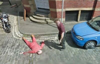 Google Street View captura la imagen de un supuesto asesinato con hacha Google Street View captura la imagen de un supuesto asesinato con hacha
