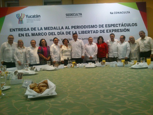 Addy Pérez recibe la medalla al periodismo de espectáculos 2014 Addy Pérez recibe la medalla al periodismo de espectáculos 2014