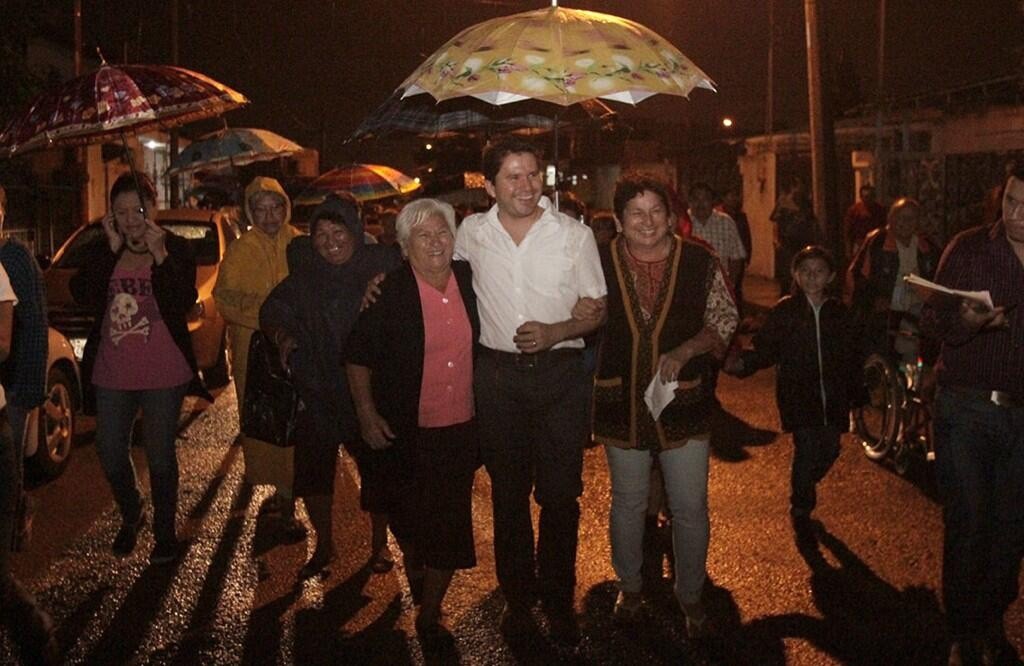 Vecinos de la Vicente Solís le muestran a Mauricio Sahuí condiciones de rezago de la colonia Vecinos de la Vicente Solís le muestran a Mauricio Sahuí condiciones de rezago de la colonia