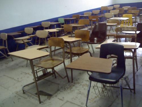 Padres de familia Piden cambio de maestro por padecer supuestamente esquizofrenia Padres de familia Piden cambio de maestro por padecer supuestamente esquizofrenia