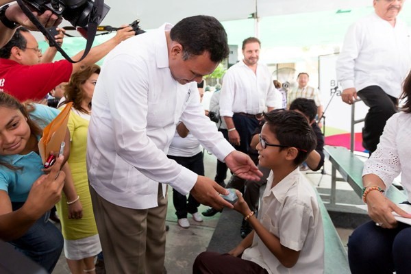 Entregan más de 6 mil lentes a alumnos de primaria Entregan más de 6 mil lentes a alumnos de primaria