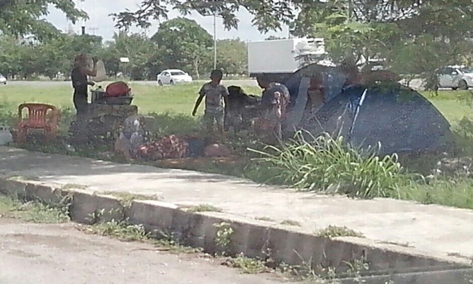 "Gitanos" instalan su campamento en las aguilas "Gitanos" instalan su campamento en las aguilas